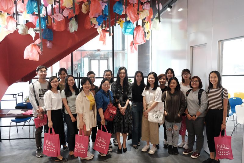 khán giả chụp ảnh cùng helly tống